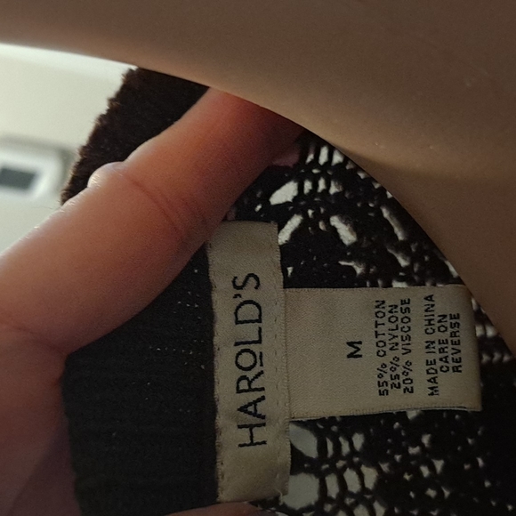 Harold's V-Neck Cardigan. Brown crochet-Look with 4 Large Buttons on Front - Picture 6 of 7